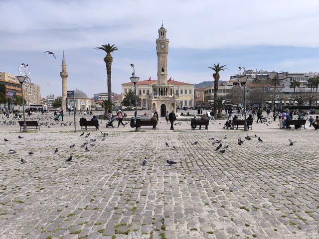 Study in Izmir: universities, costs and careers for international students